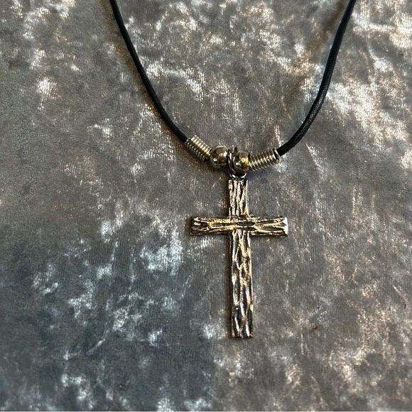 🍓*2/30$ VTG DEADSTOCK CROSS NECKLACE - Picture 2 of 3